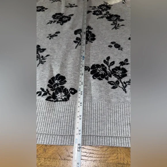 ◾ Black Floral Patterned Gray Sweater - size Large - Picture 7 of 16